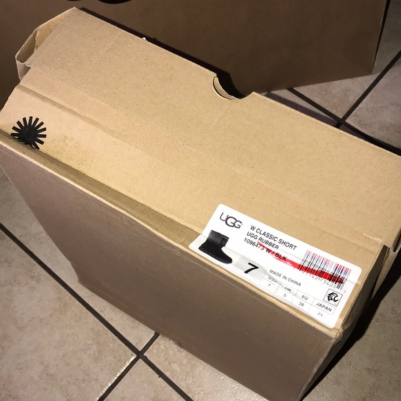 Women’s UGG CLASSIC SHORT UGG RUBBER - Picture 5 of 6